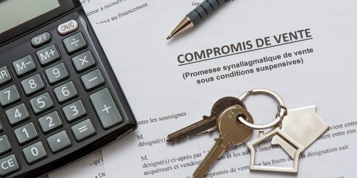 Compromis de vente, trousseau de clés, calculette et stylo. Concept d’achat immobilier, France